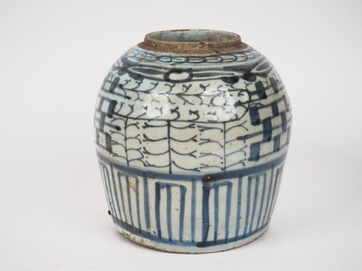 Chine vers 1900. Pot à gingembre en porcelaine décor de motifs stylisé