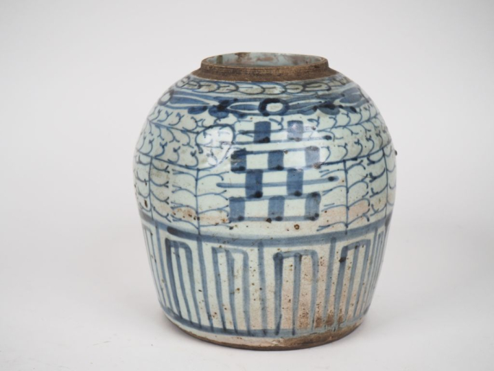 Chine vers 1900. Pot à gingembre en porcelaine décor de motifs stylisé