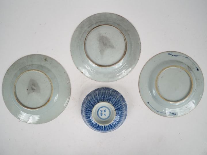 Chine XVIIIème et XIXème  3 assiettes XVIIIème et une coupe en porcela