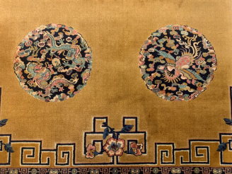 Vente aux enchères Chine première moitié du XXème.  Grand tapis en laine finement décoré 