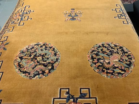 Chine première moitié du XXème.  Grand tapis en laine finement décoré 