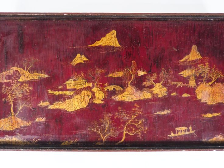 Chine XIXème.  Panneau monté en table basse en laque de couleur brun e