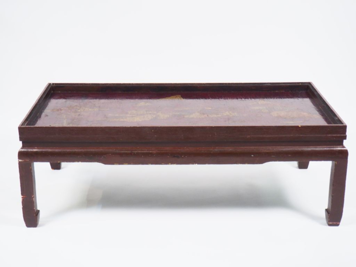 Chine XIXème.  Panneau monté en table basse en laque de couleur brun e