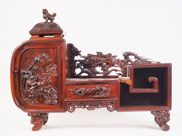 Indochine vers 1900.  Meuble présentoir en bois de rose ouvrant à une 