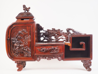 Vente aux enchères Indochine vers 1900.  Meuble présentoir en bois de rose ouvrant à une 