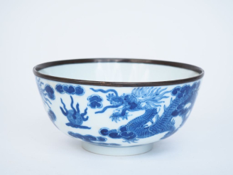 Vente aux enchères Indochine XIXème.  Coupe en porcelaine blanc bleu de Hué, à décor sur 