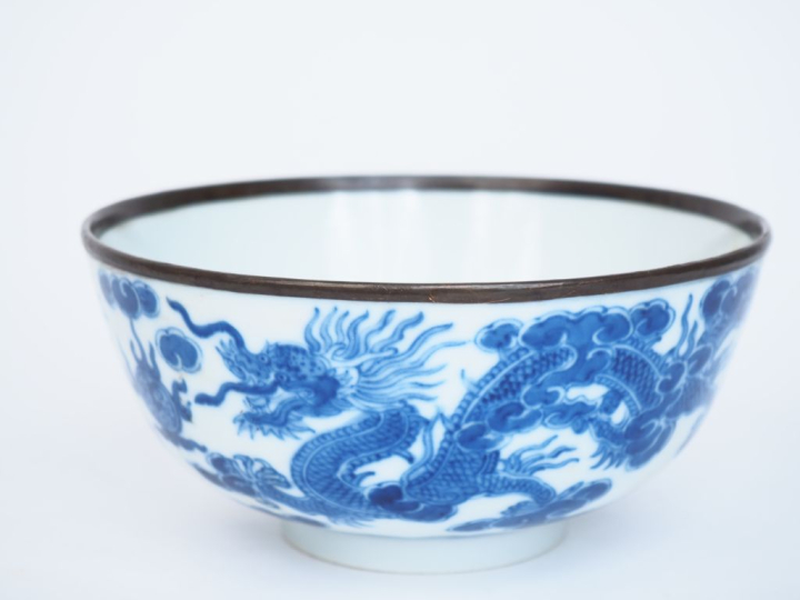 Indochine XIXème.  Coupe en porcelaine blanc bleu de Hué, à décor sur 