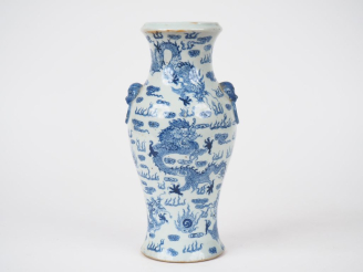 Vente aux enchères Indochine vers 1920. Vase balustre en porcelaine émail céladon finemen