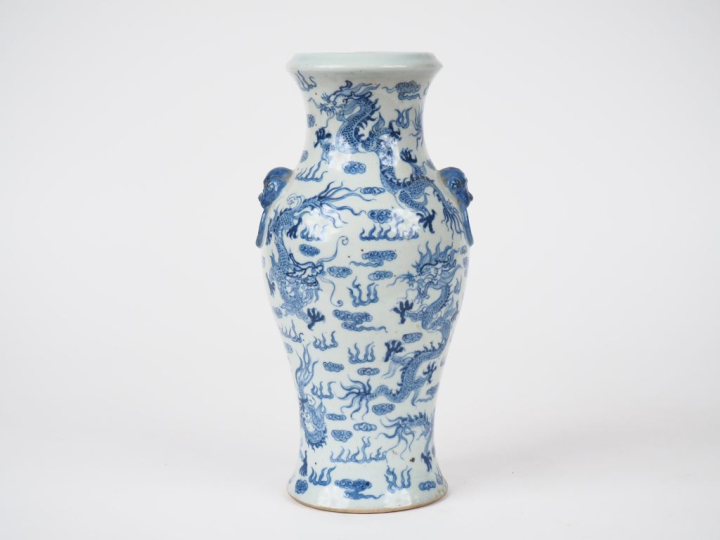 Indochine vers 1920. Vase balustre en porcelaine émail céladon finemen