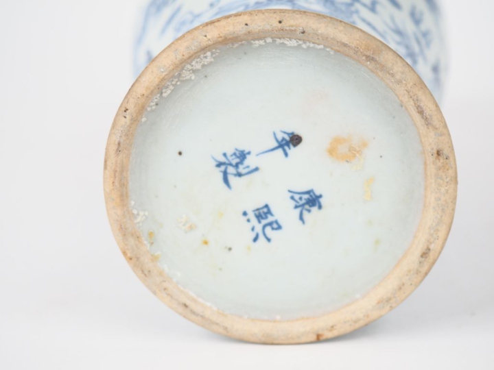 Indochine vers 1920. Vase balustre en porcelaine émail céladon finemen