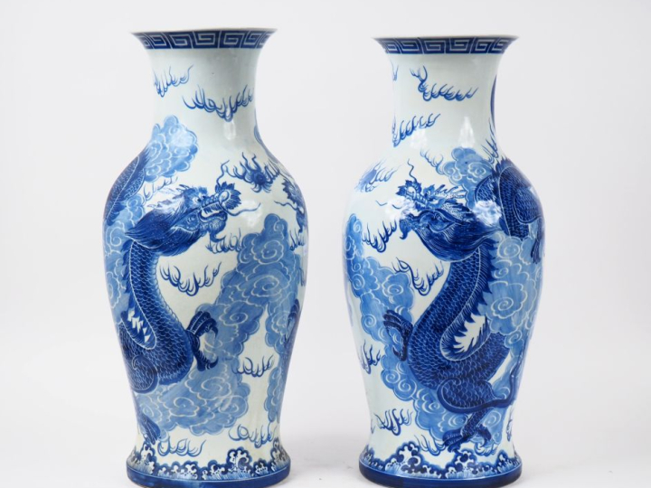 Vietnam deuxième moitié du XXème.  Paire de grands vases de forme balu