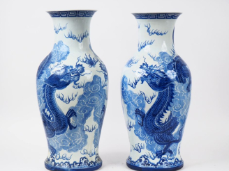 Vente aux enchères Vietnam deuxième moitié du XXème.  Paire de grands vases de forme balu
