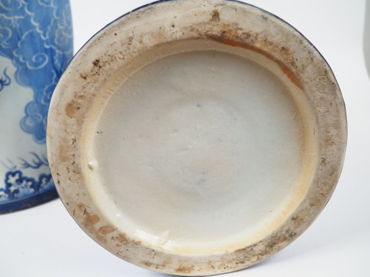 Vietnam deuxième moitié du XXème.  Paire de grands vases de forme balu