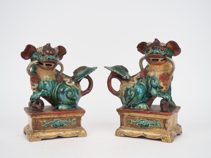 Vietnam vers 1900.  Couple de chiens de Fo assis sur des terrasses for
