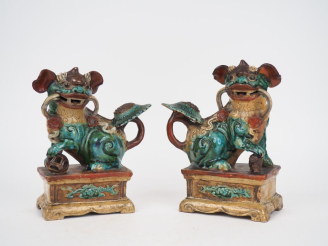 Vente aux enchères Vietnam vers 1900.  Couple de chiens de Fo assis sur des terrasses for