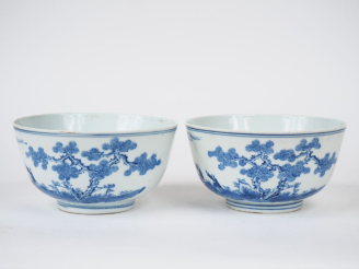 Vente aux enchères Indochine XIXème. Paire de coupes en porcelaine blanche à décor de deu