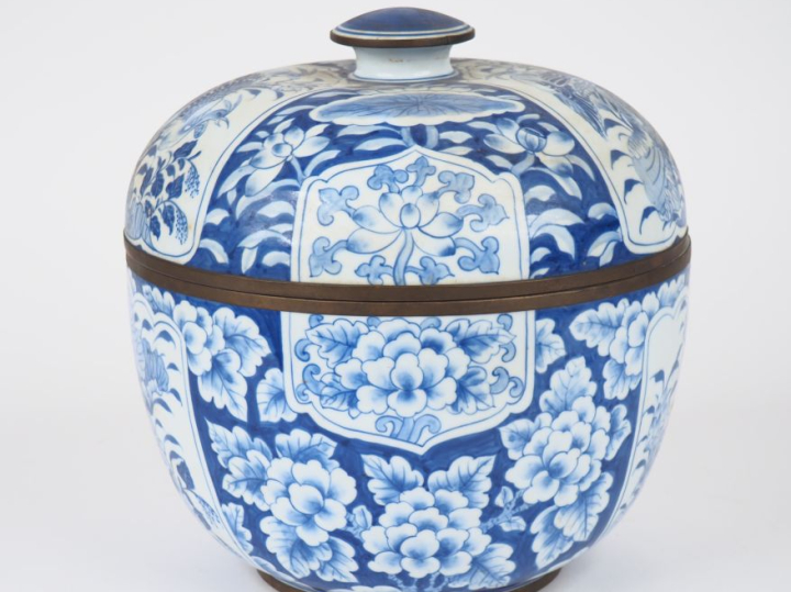 Indochine XXème.  Importante coupe couverte en porcelaine bleu blanc à