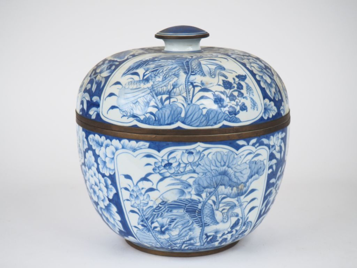 Indochine XXème.  Importante coupe couverte en porcelaine bleu blanc à