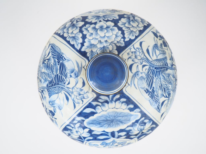 Indochine XXème.  Importante coupe couverte en porcelaine bleu blanc à