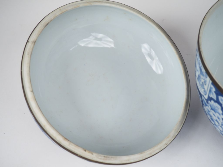 Indochine XXème.  Importante coupe couverte en porcelaine bleu blanc à