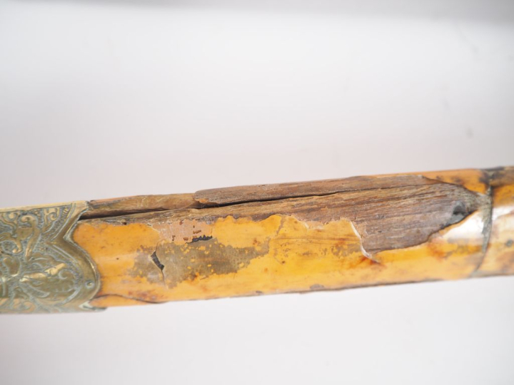 Vietnam, Xxe siècle, Epée cérémonielle, le fourreau en laque jaune, in