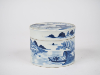 Vente aux enchères Indochine. Collection de Roushen. Boite couverte en porcelaine de Hué 