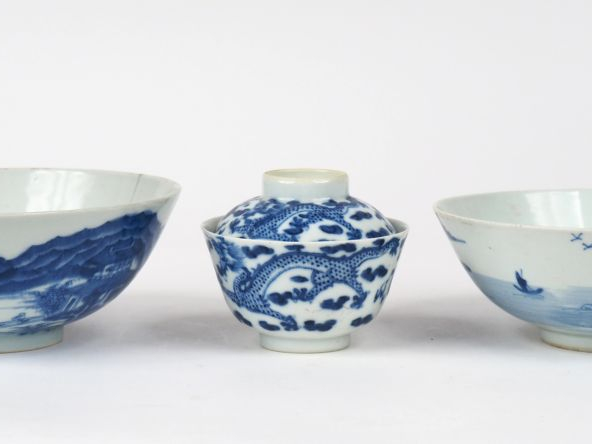 Indochine XIXème. Coupe en porcelaine de Hué à décor d'un lac et d'un 