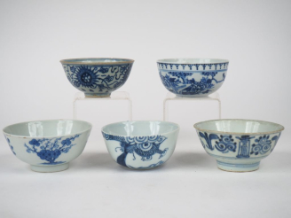 Vente aux enchères Indochine XIXème.  Lot de 5 coupes en porcelaine bleu blanc de Hué : l