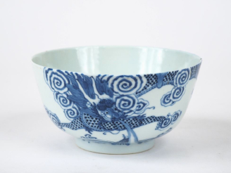 Vente aux enchères Indochine XIXème. Coupe en porcelaiene blanche décor bleu blanc de Hué