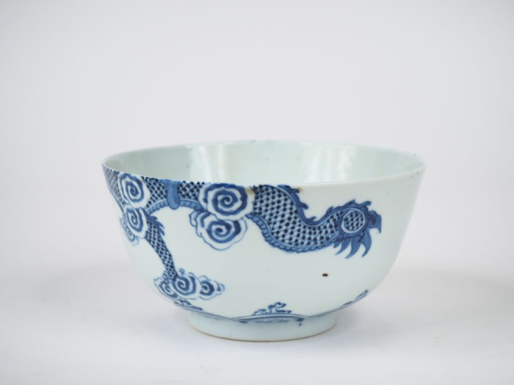 Indochine XIXème. Coupe en porcelaiene blanche décor bleu blanc de Hué