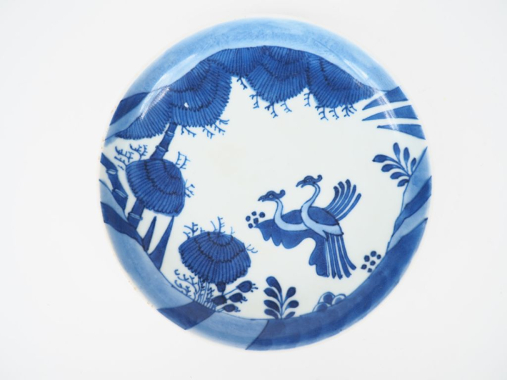 Indochine XIXème. Coupe en porcelaine blanche à décor d'un couple déch
