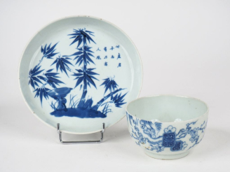 Vente aux enchères Indochine XIXème.  Coupe en porcelaine bleu blanc à décor de bambou, m