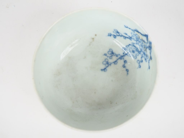Indochine XIXème.  Coupe en porcelaine bleu blanc à décor de bambou, m