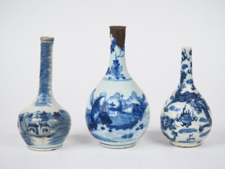 Vente aux enchères Indochine XIXème. 3 vases piriformes à long col en porcelaine bleu de 