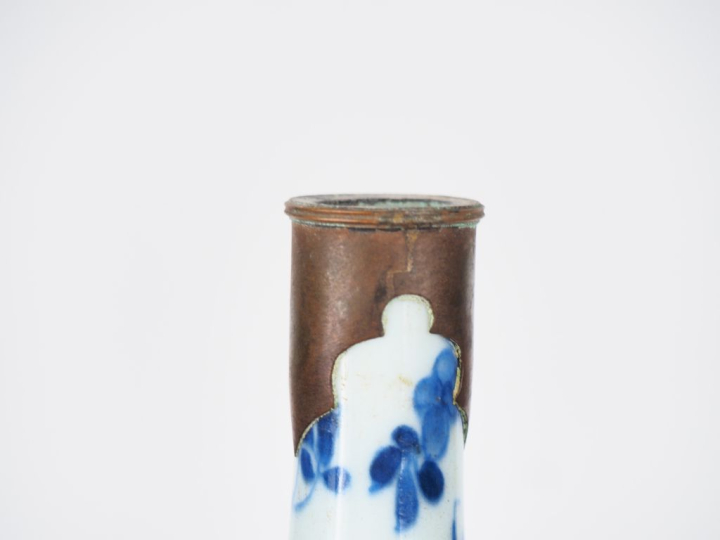 Indochine XIXème. 3 vases piriformes à long col en porcelaine bleu de 