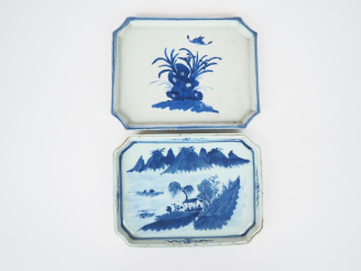 Vente aux enchères Indochine XIXème. 2 plateaux en porcelaine de Hué en bleu, décoré d'un