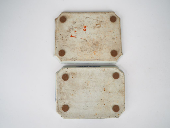 Indochine XIXème. 2 plateaux en porcelaine de Hué en bleu, décoré d'un