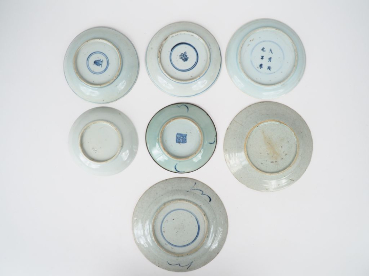 Indochine XIXème. Lot de 7 coupes en porcelaine de Hué bleu blanc :  u