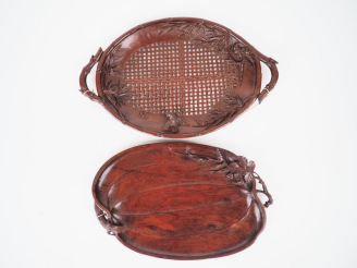 Vente aux enchères Indochine vers 1900. 2 plateaux de forme ovale, l'un à l'imitation de 