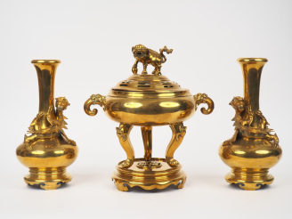 Vente aux enchères Indochine vers 1920. Garniture composée d'un brûle-parfum et son piète
