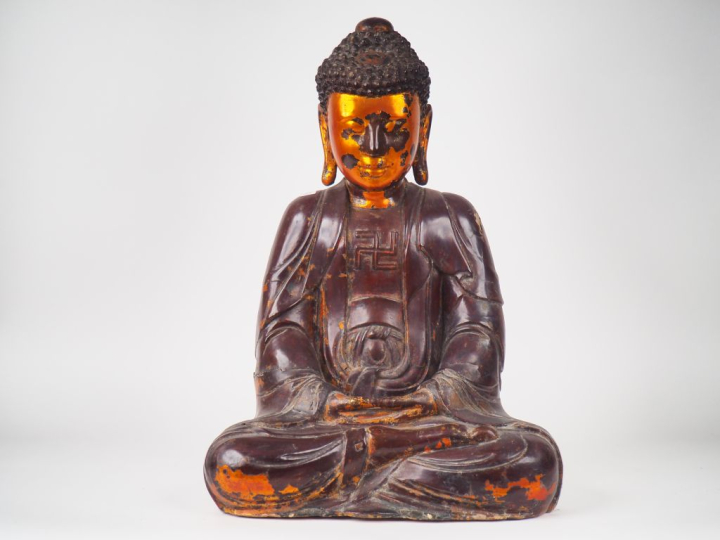 Vietnam vers 1900.  Statue en bois anciennement laquée et dorée représ