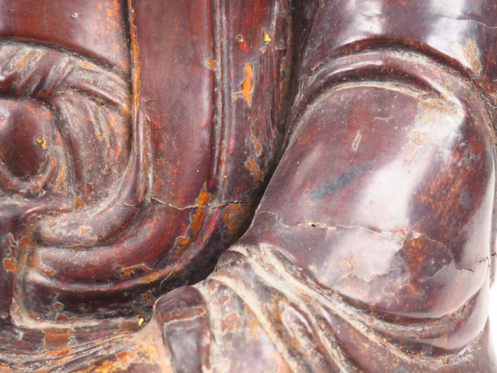 Vietnam vers 1900.  Statue en bois anciennement laquée et dorée représ