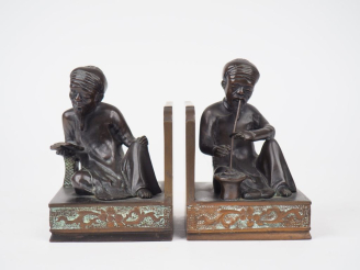 Vente aux enchères Indochine vers 1920. Paire de serres livres en bronze à patine brune f