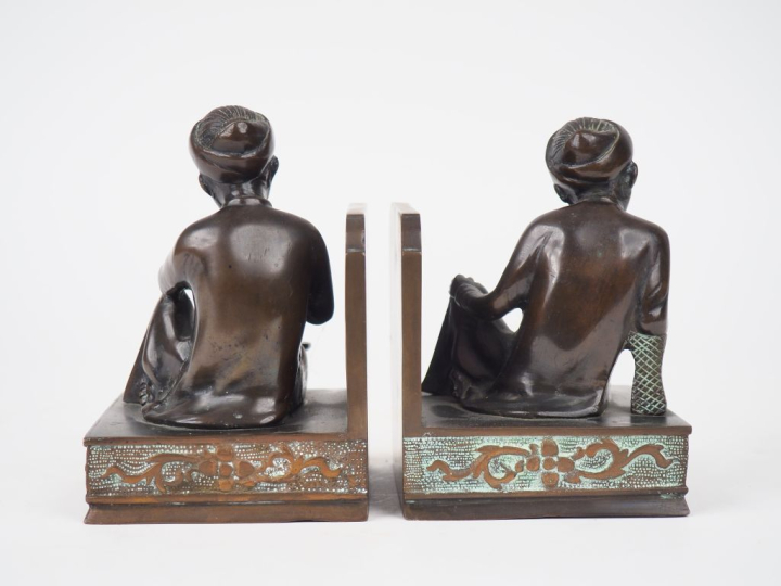 Indochine vers 1920. Paire de serres livres en bronze à patine brune f