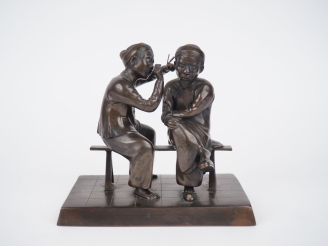 Vente aux enchères Indochine vers 1920. Groupe en bronze représentant "la consultation ch