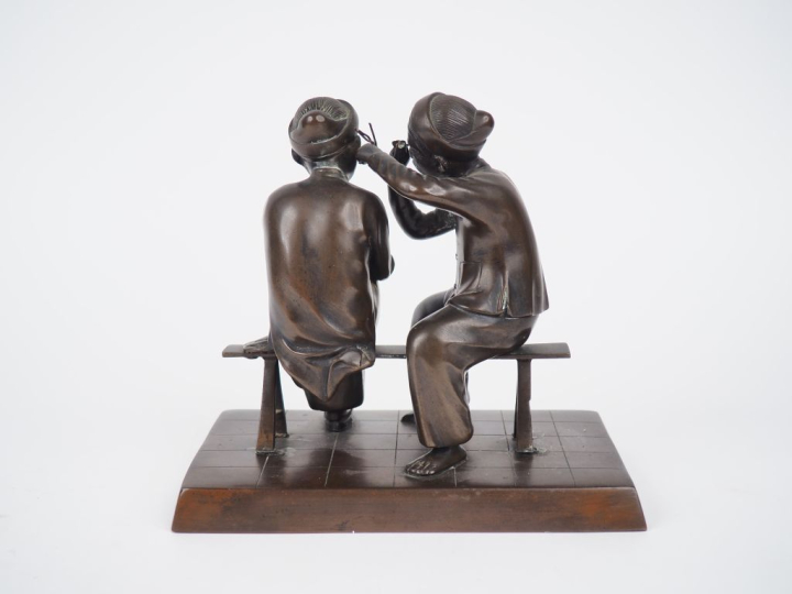 Indochine vers 1920. Groupe en bronze représentant "la consultation ch