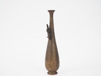 Vente aux enchères Vietnam. vers 1900.  Vase en bronze de forme oblongue à long col sur l