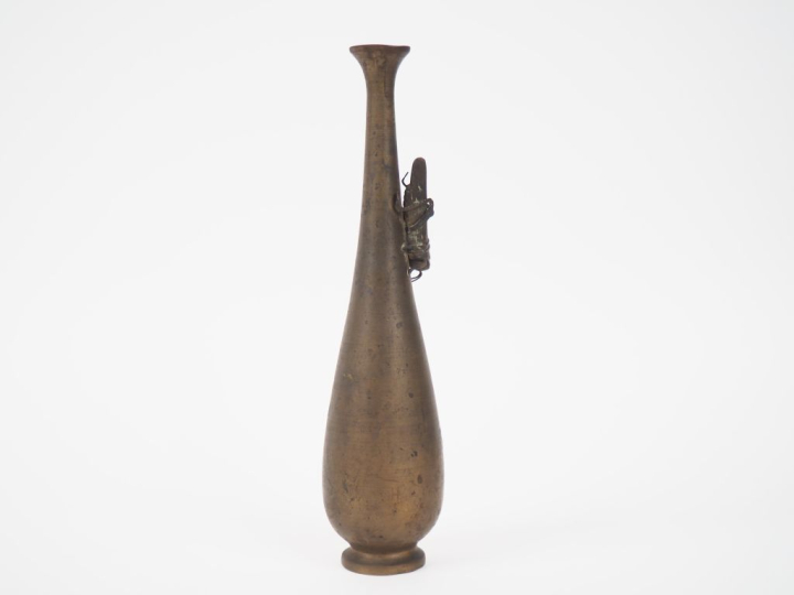 Vietnam. vers 1900.  Vase en bronze de forme oblongue à long col sur l