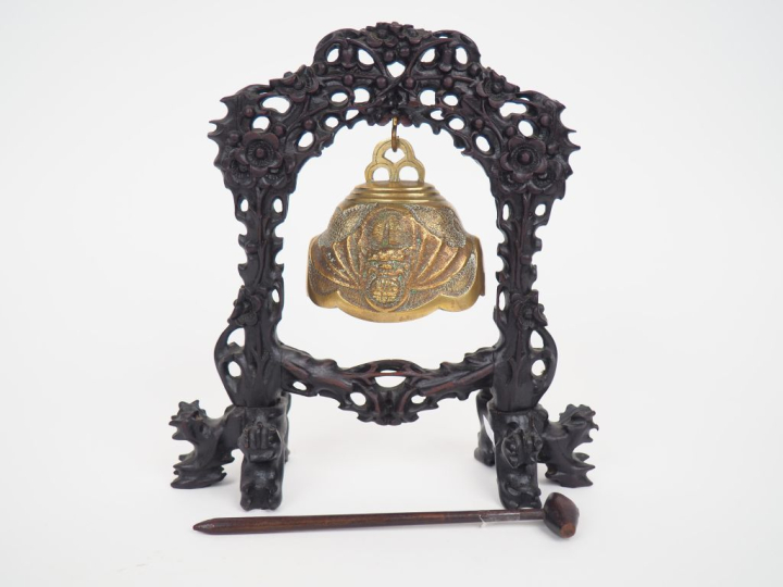 Indochine vers 1920.  Petit gong en bronze à décor de chauve souris av