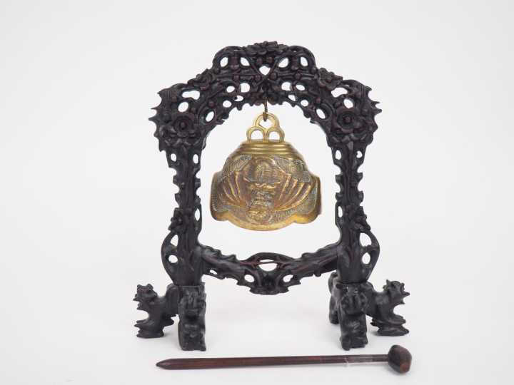 Indochine vers 1920.  Petit gong en bronze à décor de chauve souris av